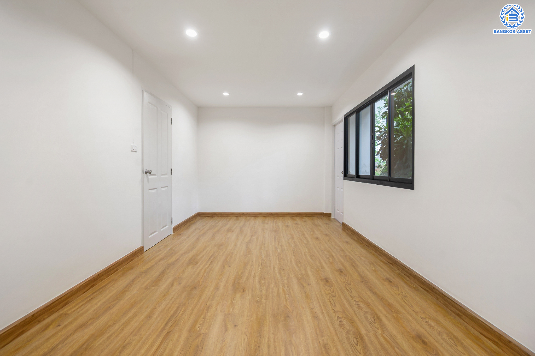 บ้านมือสองตกแต่งใหม่ ม.ซอยเรวดี58 รัตนาธิเบศร์ ทาวน์โฮม 3 ชั้น เนื้อที่ 19 ตร.ว. ฟังก์ชัน 4 ห้องนอน 3 ห้องน้ำ 1 ที่จอดรถ พร้อมตอบโจทย์ทุกการเข้าอยู่ บนทำเลเดินทางสะดวก เข้า-ออก ได้หลายเส้นทาง ใกล้เซ็นทรัลรัตนาธิเบศร์ และรถไฟฟ้าสายสีม่วง "สถานีบางกระสอ"